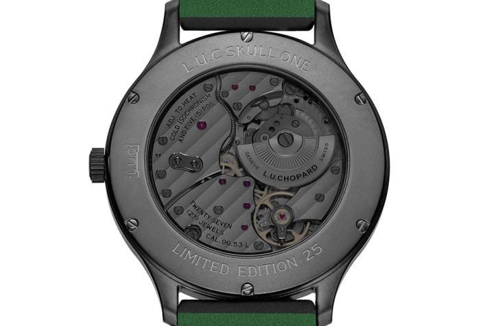 表背的黑色透明底盖呼应手表的黑色风格，底下露出L.U.C 96.53-L自动机芯，由零件作工可见其讲究的高级制表水准。