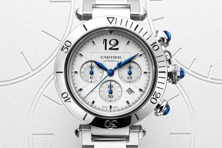 Pasha 2021年再接再厉发表新的计时款式，包括旋转表圈、镶有蓝宝石的计时按把以及三眼计时表盘等，都是计时款有别于三针款的特征