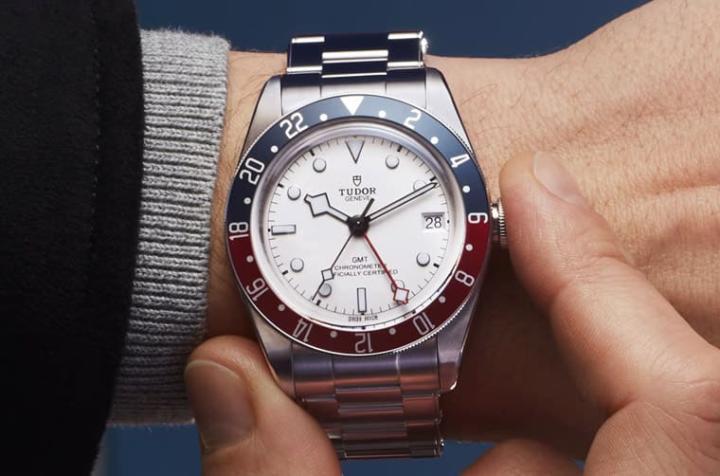 蛋白色面盘的Black Bay GMT戴在手上的感觉和黑面有微妙差异，同时手表也有炼带和织纹表带两种版本。