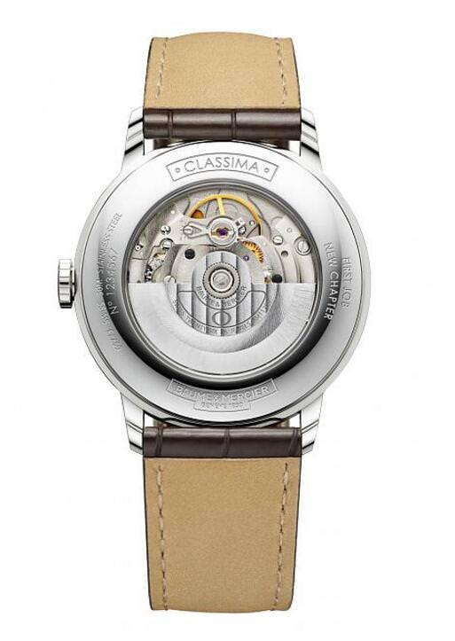 表背镌刻“FIRST JOB NEW CHAPTER”（首份工作，全新篇章）字样的名士克莱斯麦系列腕表