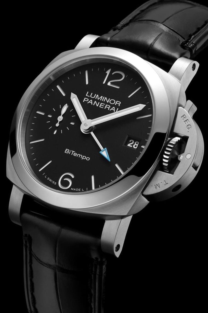 表款采用不锈钢材质搭配黑色鳄鱼皮表带，其拥有表带快拆系统可以轻松更换。