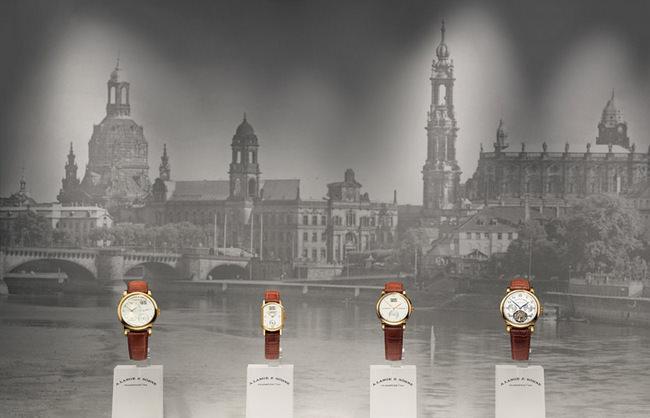  朗格于1994年推出的四款腕表，由左至右：LANGE 1、ARKADE、SAXONIA、TOURBILLON Pour le Mérite。由朗格及布吕莱恩领导的团队所推出的腕表系列，初次亮相即好评如潮，风靡全球腕表爱好者