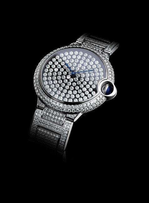令人心醉神迷的Ballon Bleu de Cartier腕表搭载430 MC型超薄机芯，堪称脱胎于女性魅力、专为赏鉴知音设计的瑰丽珍宝