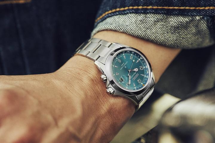 蓝绿色表盘设计搭配不锈钢金属材质，展现出既稳重又利落的都会风格。