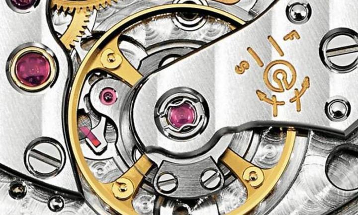 Spiromax®游丝内侧轴心的几何造型经重新设计与修改，有效改善腕表处于垂直状态下的等时性，间接使其走时精准度更为提升