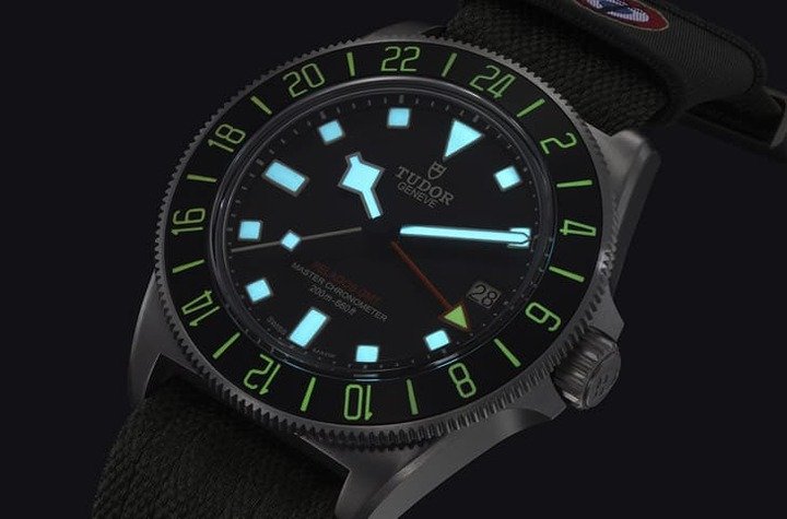 刻度、指针上的Super-LumiNova®夜光涂层在黑暗中会发出两种颜色夜光，有助于佩戴者快速读懂时间。