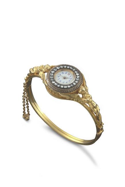 展出作品——No10： 江诗丹顿，日内瓦，1889年。18K黄金女士腕表，珐琅表盘，旋转表圈上錬和设定时间。雕刻有两尊带翅膀女神像浮雕，爪镶钻石。作为19世纪末非常罕见的腕表款式，也是江诗丹顿第一款量产的表款