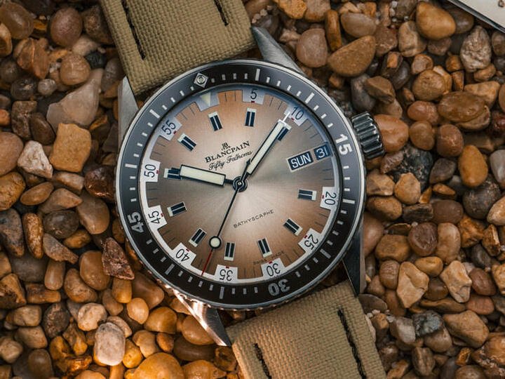 Bathyscaphe日期星期手表换上渐变沙漠色面盘，表面饰有太阳放射纹，让人联想起沙漠的壮丽浩瀚