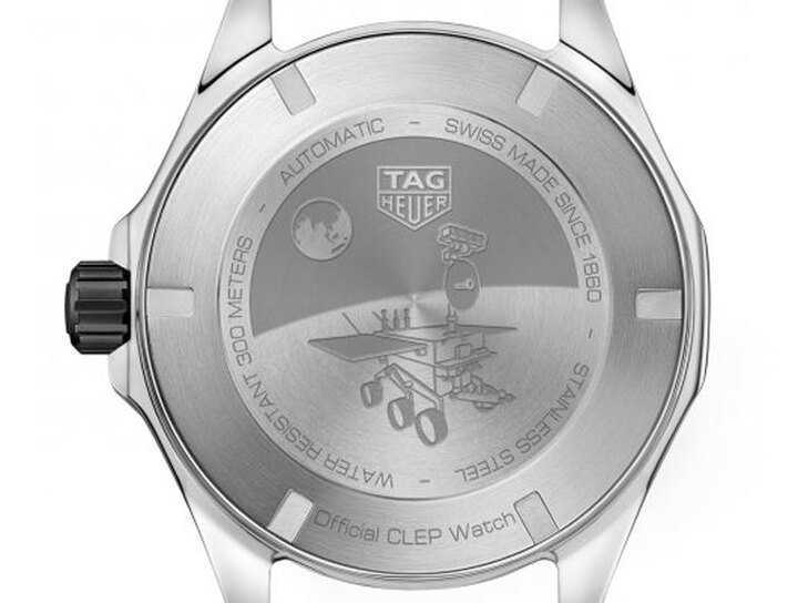 Aquaracer Calibre 5采用实底盖设计，底盖上刻有探月车图案