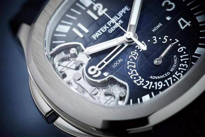 百达翡丽提出一种弹性装置，将机制的操控透过更简约的弹簧零件来操控，对于组装效率、产品寿命等层面都有益处