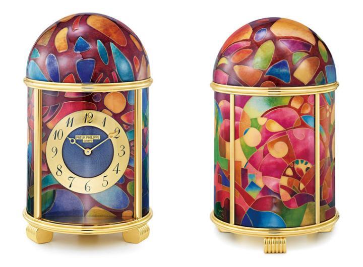 Ref. 20058M的圆顶座钟"Cubist Fantasy" 大明火掐丝珐琅与手工机刻面盘，原作使用0.15x0.6毫米厚的金丝共13.5公尺，以及51色的透明珐琅色彩，每种颜色都需要在摄氏840度的高温反覆烧烤9次才成