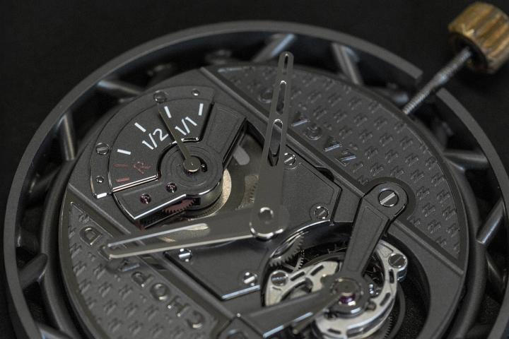 作为表盘的机芯主夹板饰有重复的 Zagato 标志性 "Z" 字图案，倒角经过镀铑处理，立体感十足。同样经过镀铑处理的萧邦与 Zagato 标志以浮雕形式呈现。