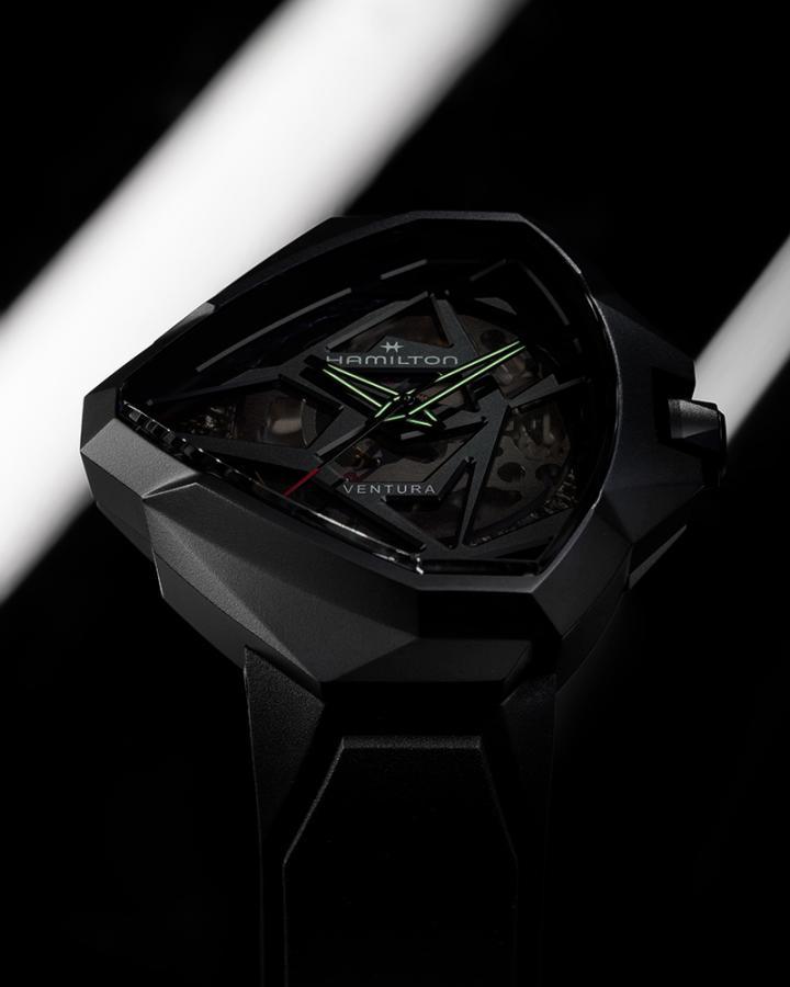 腕表设计创新大胆，别具建筑感，跳脱探险系列表壳代表性的三角形表壳结构。