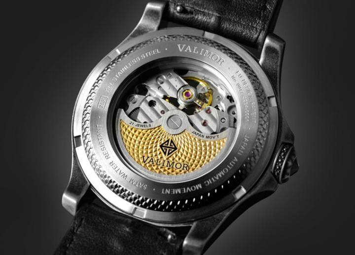 经VALIMOR特别修饰的机芯自动锤，灵感来自中世纪的战斧