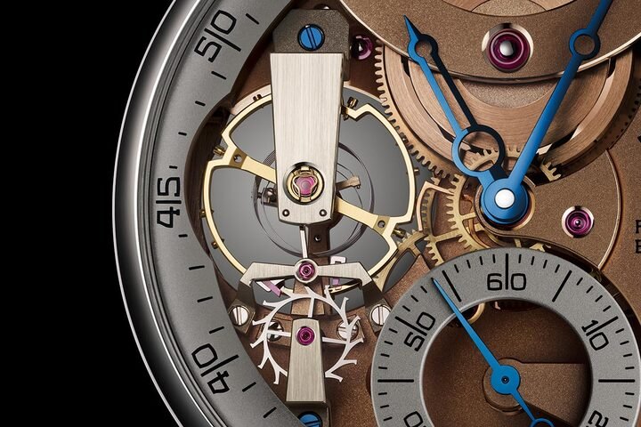 Chronomètre FB 3SPC搭载的FB-SPC机芯不仅采用圆柱状游丝，更以源于制表大师Ferdinand Berthoud作品的桥板，固定摆轮、擒纵叉与擒纵轮，并将整座擒纵系统显露于表面。