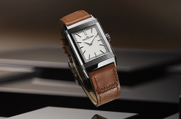 Reverso Tribute Monoface将表壳尺寸改为40.1x24.4mm，并分别有蓝面与银面两种选择。