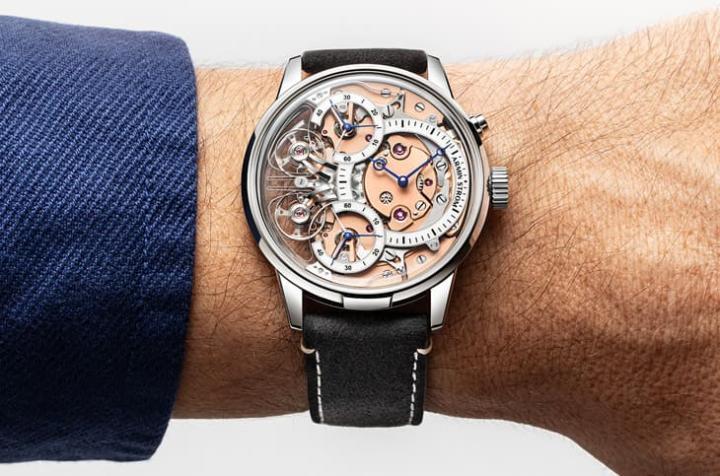 不锈钢表壳搭配深灰 Alcantara 表带与不锈钢针扣，造型简洁、质感细腻，兼具视觉平衡与佩戴舒适度。