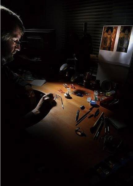 积家为当前瑞士少数拥有珐琅自製技术的品牌。在积家珐琅彩绘工坊内，已经拥有三位珐琅大师，共计七位珐琅微绘工匠