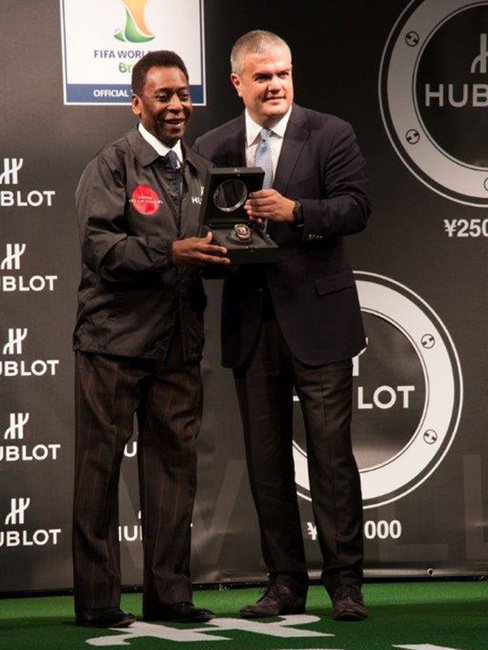 HUBLOT宇舶表全球CEO Mr.Richard Guadalupe（右）跟球王比利一同携手揭幕2014 FIFA巴西世界杯™官方手表