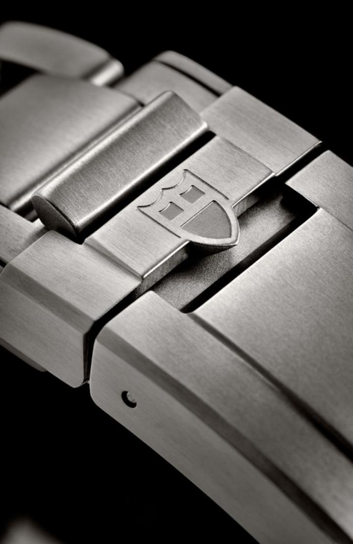 钛金属炼带设有T-fit快调表扣，至多可调整8mm长度。