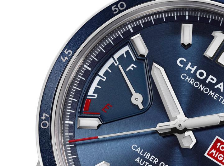 两款腕表均于9时位置设有呈经典古董车燃油表造型的动力储存指针