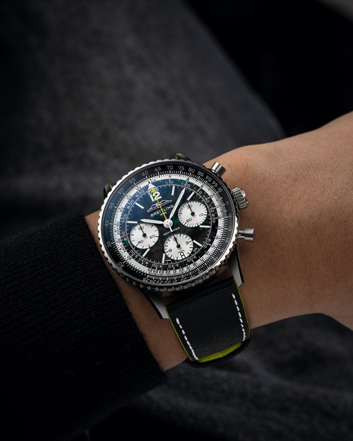 Navitimer B01 Chronograph 43 Aston Martin Aramco Formula One™ Team 计时腕表，让百年灵这款经典计时杰作正式回归赛车世界。限量 1,959 只，致敬 Aston Martin 于 1959 年踏上 Formula 1® 赛道的历史性时刻。