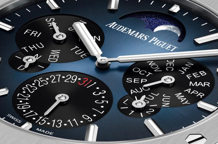 手表的表壳改采单一钛金属材质，面盘则变更为烟燻蓝色搭配黑色小表盘，阅读时更清晰易懂。