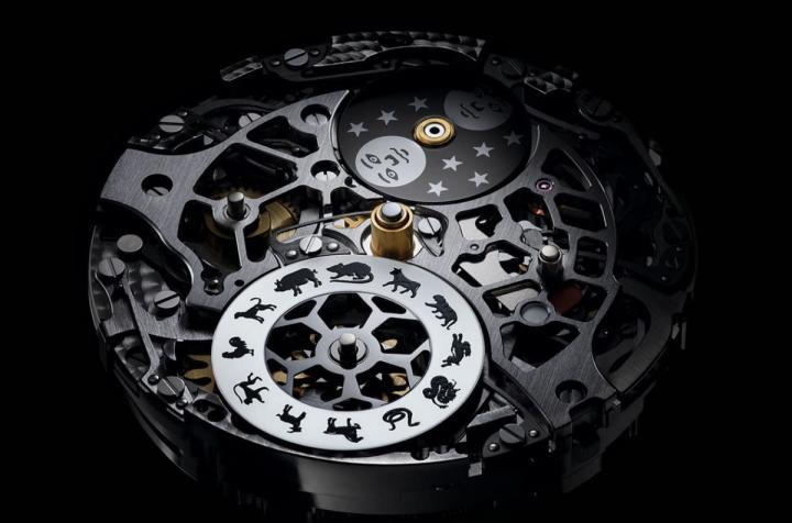 手表搭载的3638机芯蕴含独步表坛的中华年历机制，内部蕴含六层、共464枚零件，复杂度媲美甚至超越万年历功能。