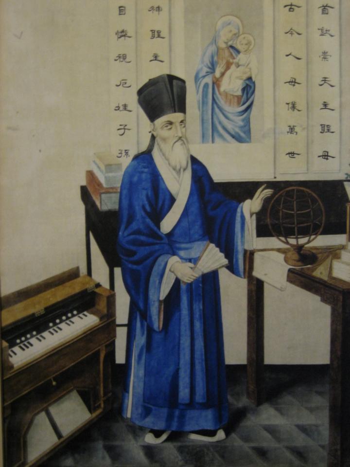 意大利的传教士利玛窦首次将自鸣钟带到了中国，目的是为了取得进入皇家庭院的资格。通过向当时帝国的最高统治者展示欧洲文明，利玛窦完成了自己传教的使命