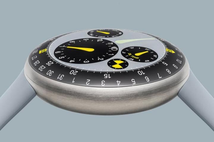 Type 3 Marc Newson 钛金属表壳呈现鹅卵石造型，取消表耳、表带直接嵌入，重现 Ikepod 式一体化流线设计。