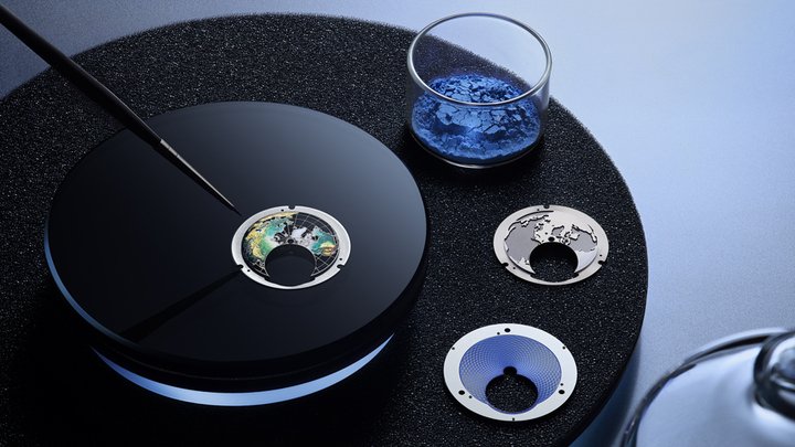 穹顶形镂空珐瑯表盘融汇了积家珍稀工艺（Métiers Rares®）工坊的多种高超技艺，制作耗时70小时。