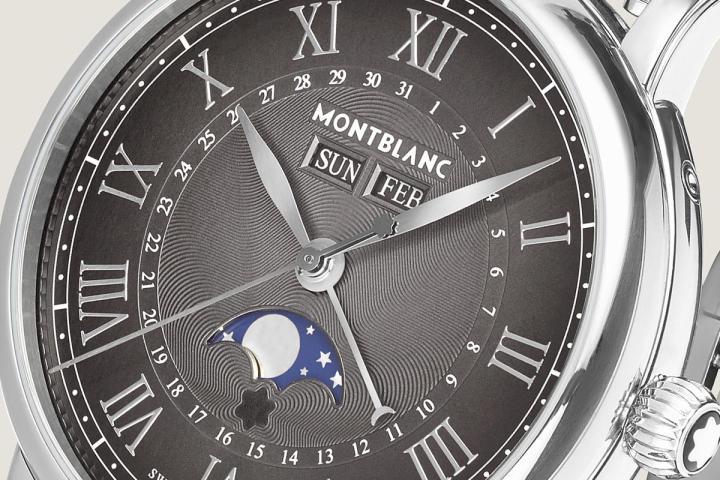 全新晕染无烟煤色表盘，饰有六角白星扭索纹，简约优雅地显示时、分、秒。