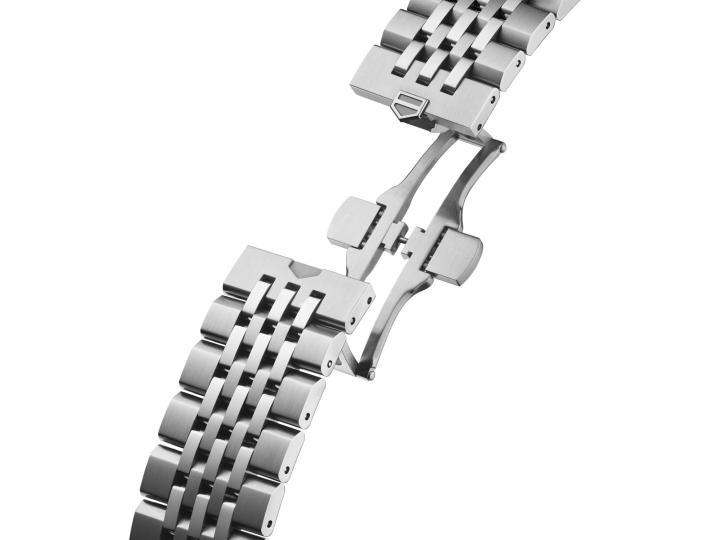 Carrera Seafarer 配备于 2025 年推出的全新七珠链带是延续早期 Carrera 腕表的经典形象，以精细磨砂与抛光精钢链节交错呈现，复古氛围让传承与现代美感在腕间自然融合。