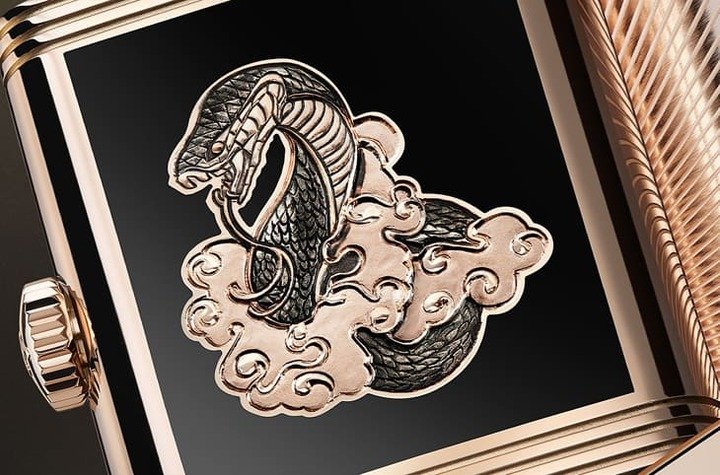 灵蛇图案虽然走黑白风格，但是在雕刻师精湛的技术呈现下，图案还是层次感强烈，跃然于表背中让人感受到艺术品般的精妙。
