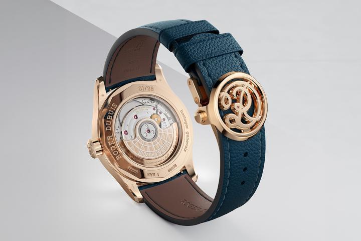 腕表采用 18K 玫瑰金表壳，配搭可替换的蓝色皮革表带，表扣镌刻 Roger Dubuis 原创徽章。