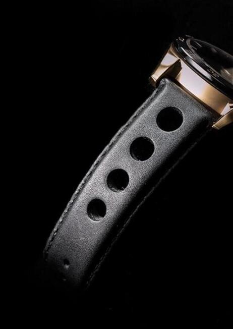 表带上一个个的洞孔让人们忆起60年代的赛车驾驶盘和手套，不仅向赛车致敬， 而且更藉由天梭表代表性广告「手握方向盘」让这款手表成为不朽名作