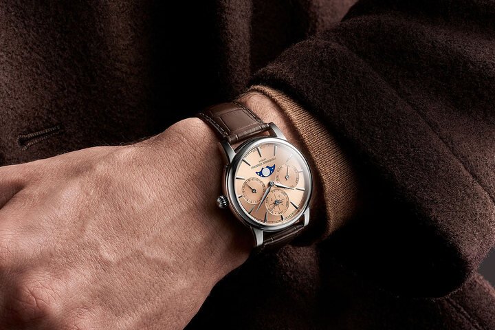 Classic Perpetual Calendar Manufacture表盘采用气质奢华的淡金色太阳纹修饰，格局则透过三个副表盘容纳日期、星期、月份及闰年四项功能显示，搭配6 点钟位置的月相，是万年历最经典的呈现方式。