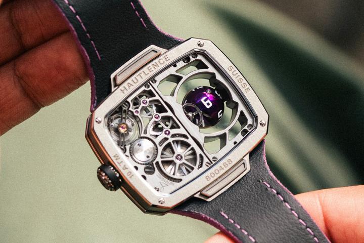 表盘下方运行的是 A82 手动上链机芯，专为这款更精巧的表壳所特别研发。完全镂空的发条盒和棘爪，显露出主发条的张力，将 72 小时动力储存展露无遗。