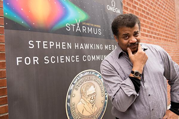 史蒂芬·霍金科学传播奖得主奈尔·德葛拉司·泰森佩戴欧米茄超霸系列专业月球表