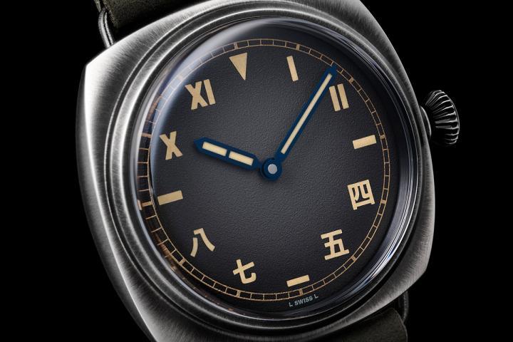 全新 Radiomir 表款采用独特的表盘配置：下半部时标 4、5、7、8 使用中文数字表示，上半部时标 10、11、1、2 则维持罗马数字设计，搭配棒形指针及分钟刻度，使整体表盘布局更臻完整。