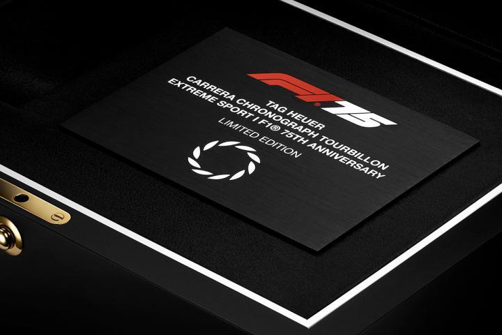 限量版腕表配有特别设计的黑色表盒包装，印有官方 F1® 75 周年纪念标志、TAG Heuer 标志与胜利桂冠图腾，每只表均镌刻有专属冠军年份。