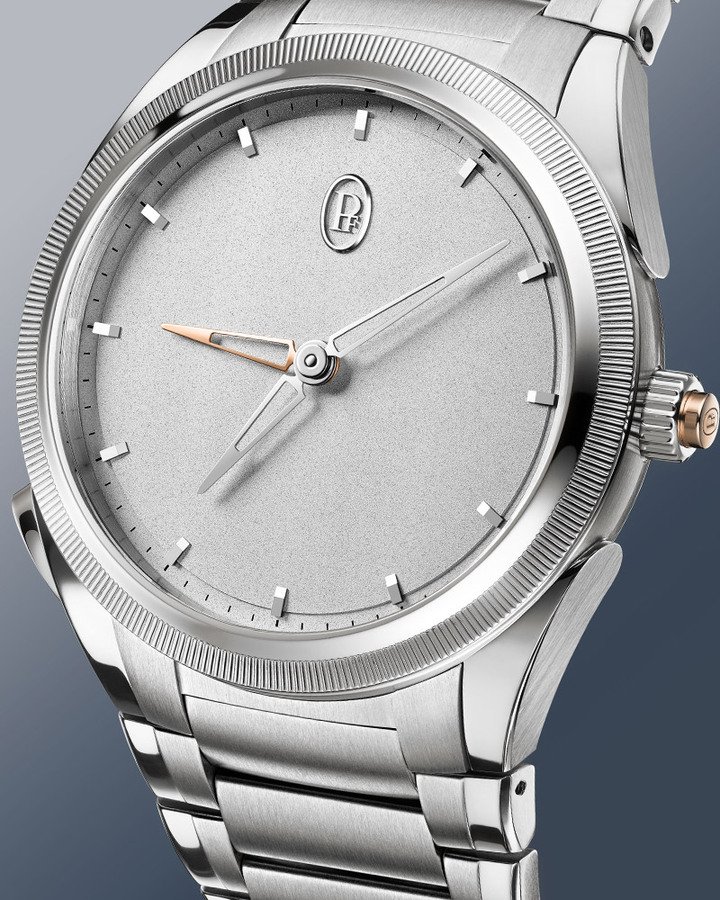 Tonda PF GMT Rattrapante 按下表冠按钮后，18K 玫瑰金家乡时间指针独立移出显示第二时区；完成阅读再按按钮，即同轴追归至主时针下方隐匿。静谧守护双时区轨迹，任务完成即刻隐没，还给表盘无瑕的极简纯粹。