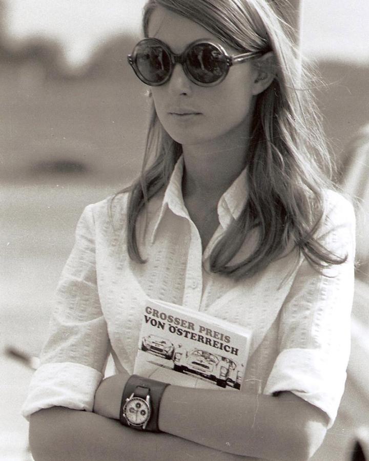 1960 年代，F1 冠军车手 Jochen Rindt 的妻子 Nina Rindt 佩戴着宇宙表 Compax 计时码表，为丈夫计算单圈时间。