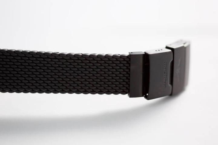 不只换上黑色PVD表壳，表款的橡胶表带也采用类似米兰链带的编织纹路，让全黑的色调看起来不会过于单调普通