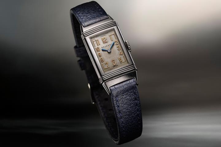 Reverso 1931 Dame 翻转系列腕表双签名款，配备热蓝钢指针 —— 透过热处理改变指针颜色的传统制表工艺。
