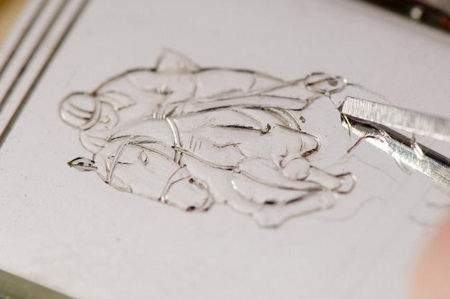 积家的珐琅师熟练掌握掐丝珐琅这门古老珍罕的工艺