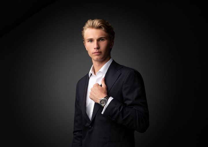 现年 19 岁的品牌大使、挪威网球好手 Nicolai Budkov Kjaer，佩戴 UltraFino Rotondo 钛合金飞行陀飞轮腕表。
