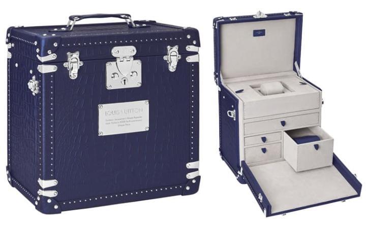表款附有蓝色鳄鱼皮专属行李箱表盒，满溢质感又具备强大收纳机能，提供表主额外收藏价值。