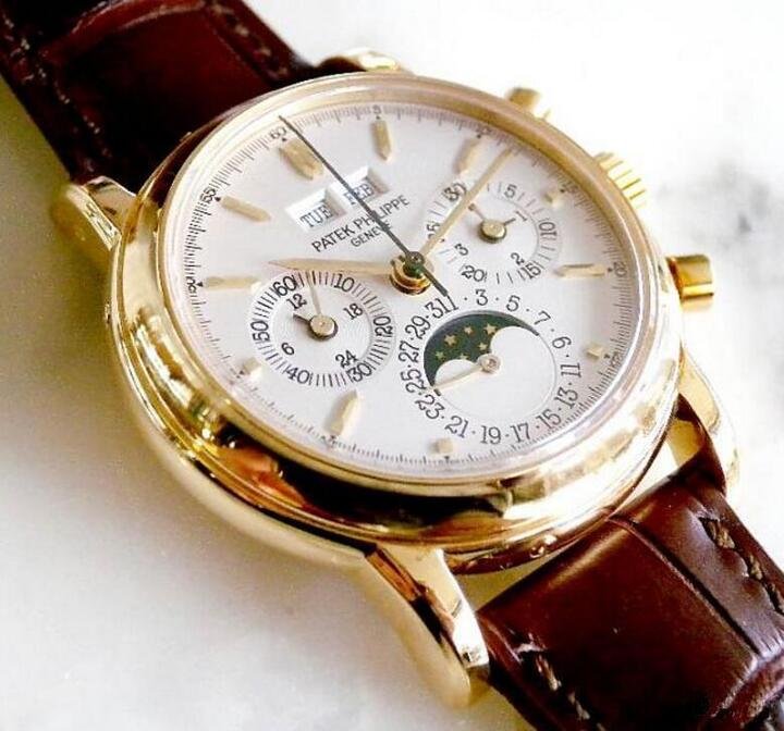 1986年推出的Ref.3970，是PP的第三代万年曆计时码表，承袭2499的造型，拥有修长的表耳、弧形表圈及圆形计时按把，并首度採用Lemania作为基础机芯，为腕表开启新世代