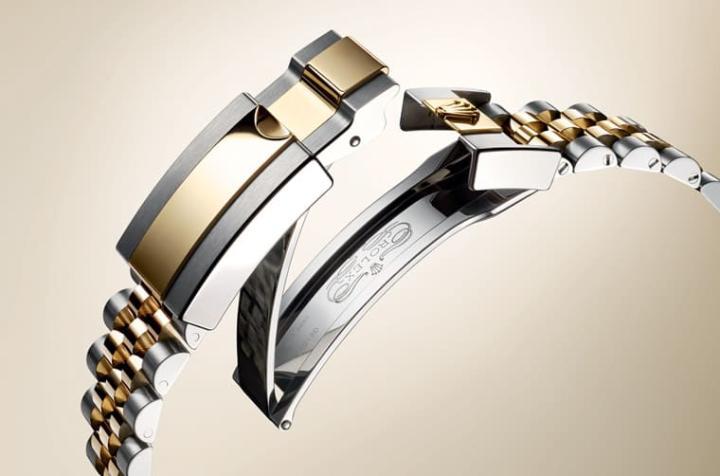 手表采用纪念型表带（五珠带）搭配折叠蠔式保险扣，表带含有易调炼节延展系统，可以视佩戴者需求最多延长5mm，让手表戴得更贴手与舒适。